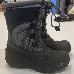 The North Face Kids' Alpenglow V Waterproof Boot Size 3